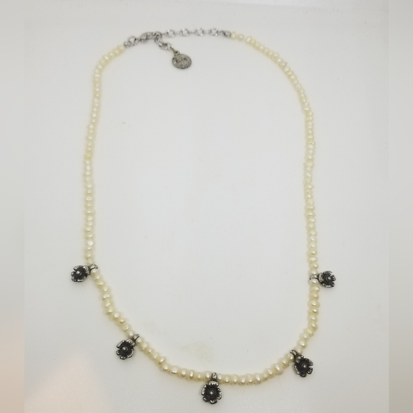 ANNE KLEIN VINTAGE DAINTY GLASS SEED PEARL & SILVERTONE FLOWER NECKLACE - Picture 3 of 7